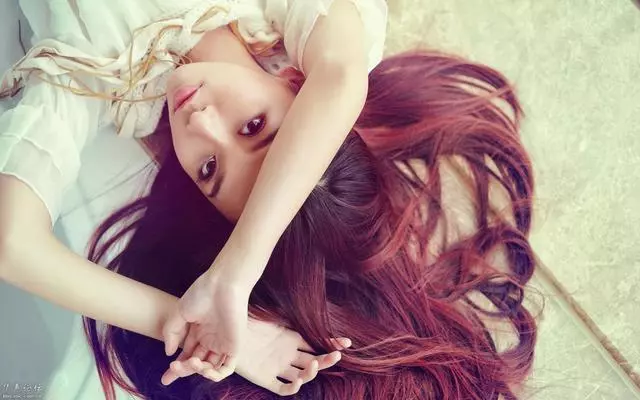 我生女兒婆婆送來一箱舊衣服,準備扔掉發現一個袋子,丈夫紅了眼