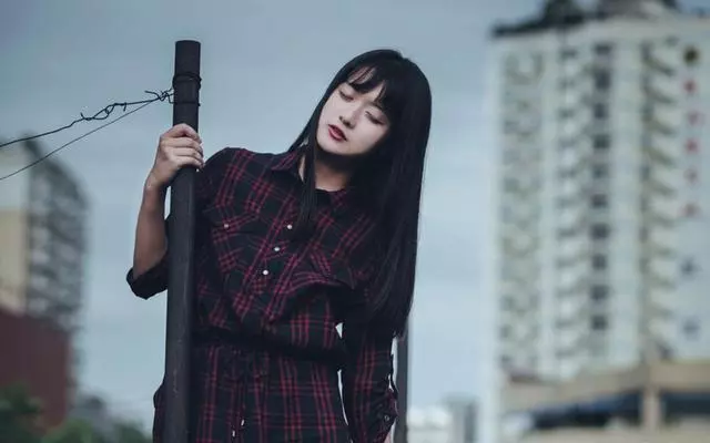 我生女兒婆婆送來一箱舊衣服,準備扔掉發現一個袋子,丈夫紅了眼