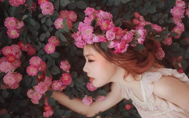 我生女兒婆婆送來一箱舊衣服,準備扔掉發現一個袋子,丈夫紅了眼