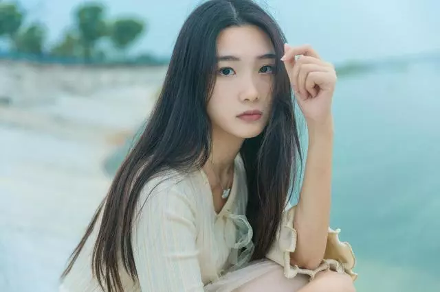我生女兒婆婆送來一箱舊衣服,準備扔掉發現一個袋子,丈夫紅了眼