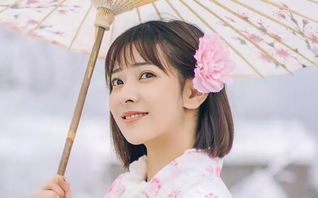 我生女兒婆婆送來一箱舊衣服,準備扔掉發現一個袋子,丈夫紅了眼