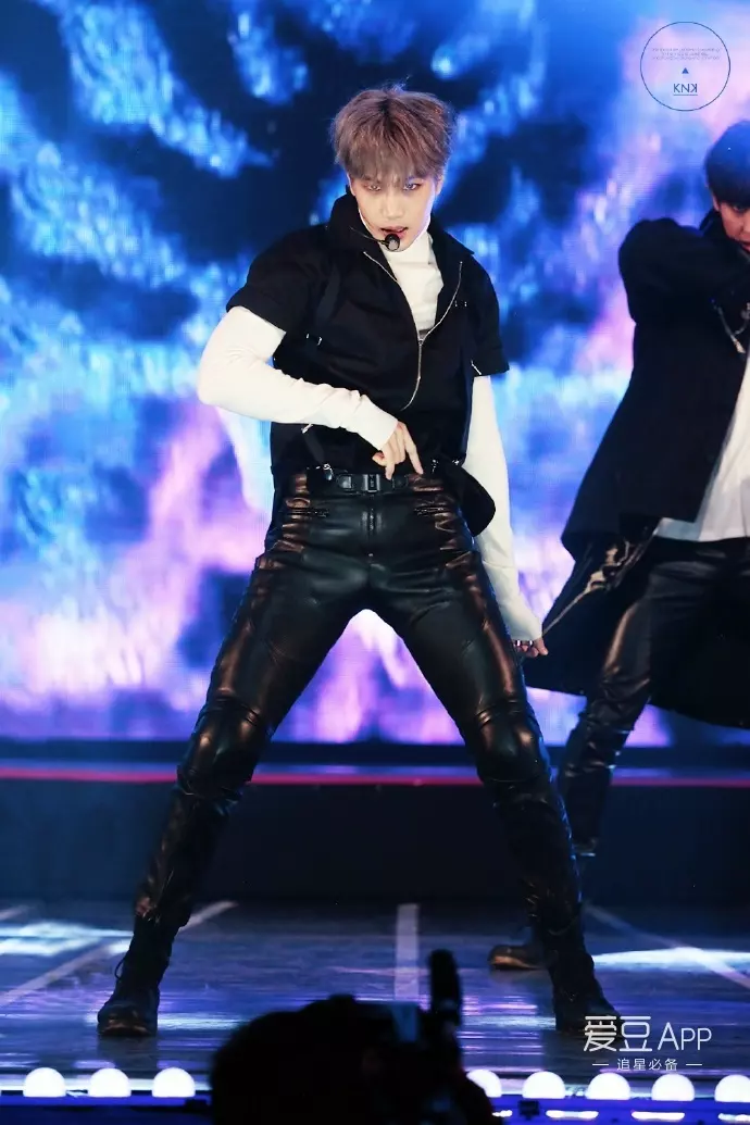 [EXO][新聞]181117 五輯佔據2018首周世界銷量排行榜第五位，EXO成前五唯一韓流藝人！