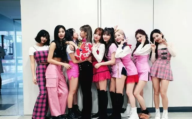 TWICE新歌奪冠!周子瑜進JYP六周年!與大家親吻臉頰,變大花貓!