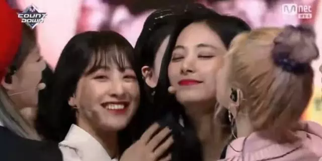 TWICE新歌奪冠!周子瑜進JYP六周年!與大家親吻臉頰,變大花貓!