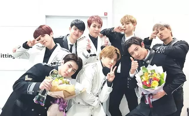 EXO再奪一位!TWICE展示毛線帽溫暖冬日 泫雅疑似回歸準備?