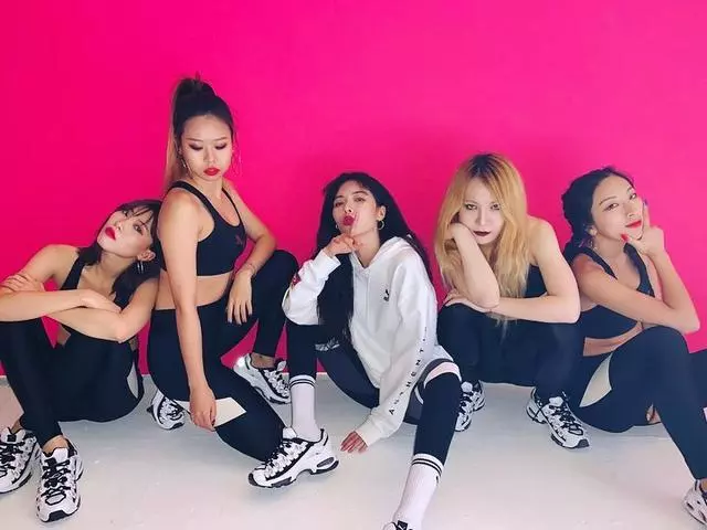 EXO再奪一位!TWICE展示毛線帽溫暖冬日 泫雅疑似回歸準備?