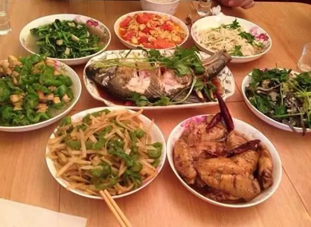 爸媽退休金六千元,哭窮說沒錢,看到他們的飯菜,讓人很無奈!