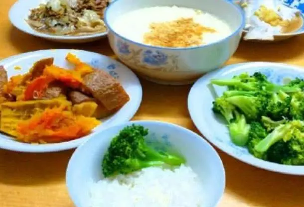 爸媽退休金六千元,哭窮說沒錢,看到他們的飯菜,讓人很無奈!