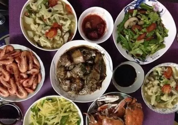 爸媽退休金六千元,哭窮說沒錢,看到他們的飯菜,讓人很無奈!