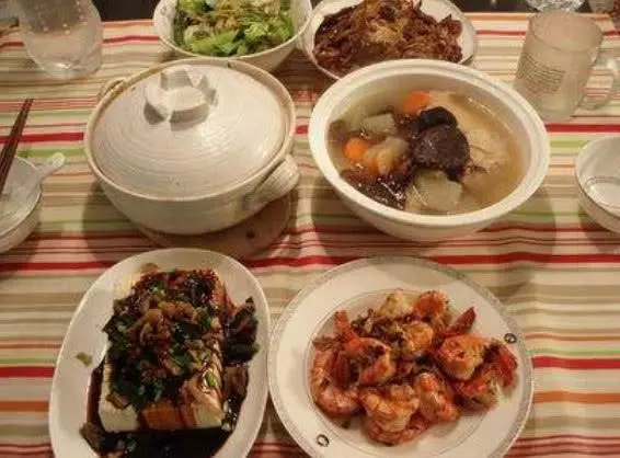 爸媽退休金六千元,哭窮說沒錢,看到他們的飯菜,讓人很無奈!