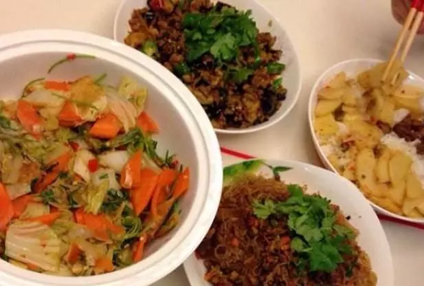 爸媽退休金六千元,哭窮說沒錢,看到他們的飯菜,讓人很無奈!