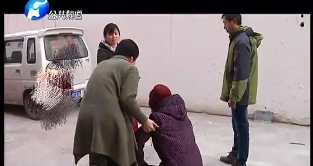 兒媳常住娘家不回,婆婆下跪道歉,兒媳結婚6年等於守6年活寡