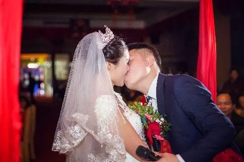 新婚夜丈夫總說口渴,妻子沒在意繼續睡,隔天掀開被子,全家炸鍋