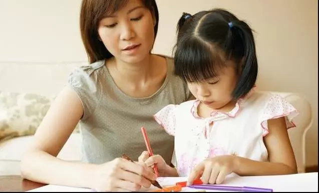 你越吼孩子越差勁,孩子越來越不把你的話當回事!教育專家:父母記住三個原則,教育效果翻倍!