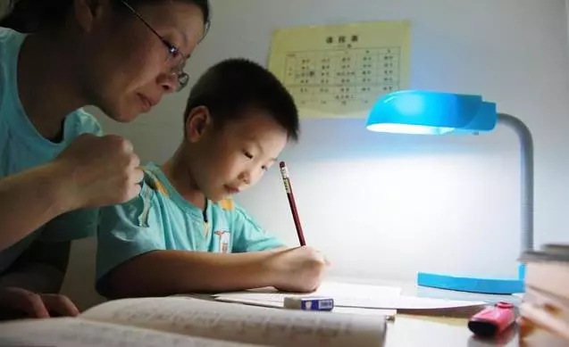 你越吼孩子越差勁,孩子越來越不把你的話當回事!教育專家:父母記住三個原則,教育效果翻倍!