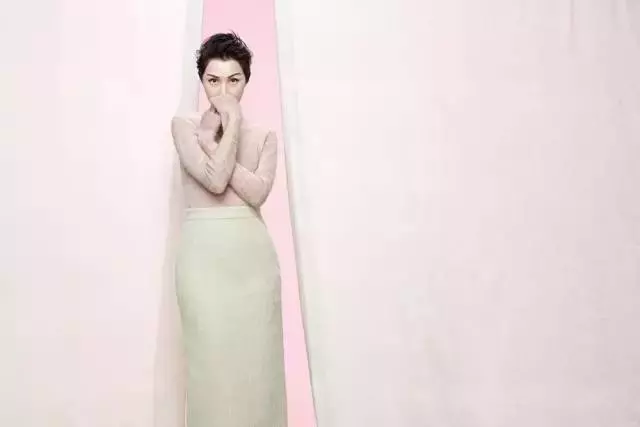 身為最美港姐，她卻嫁給窮小子，放棄事業助他成影帝，結婚18年不生子，依然恩愛無比！