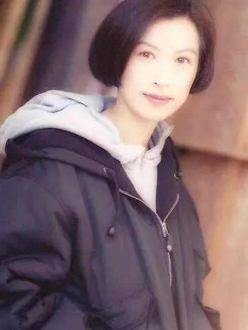 身為最美港姐，她卻嫁給窮小子，放棄事業助他成影帝，結婚18年不生子，依然恩愛無比！