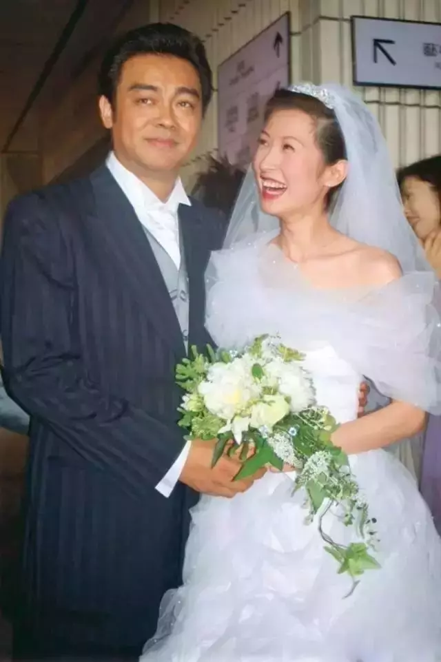 身為最美港姐，她卻嫁給窮小子，放棄事業助他成影帝，結婚18年不生子，依然恩愛無比！
