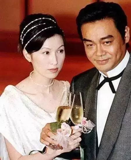 身為最美港姐，她卻嫁給窮小子，放棄事業助他成影帝，結婚18年不生子，依然恩愛無比！