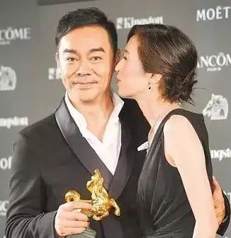 身為最美港姐，她卻嫁給窮小子，放棄事業助他成影帝，結婚18年不生子，依然恩愛無比！