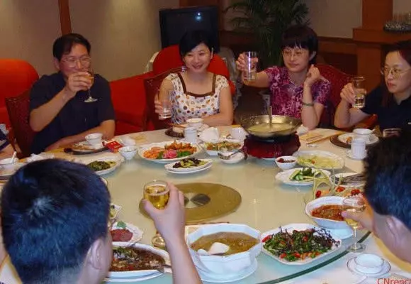 同學聚會,穿著運動衣被同學嘲笑,孤零零的坐在一邊,無人理!等到出門時大家啞口無言