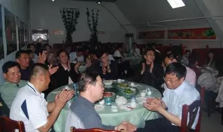 同學聚會,穿著運動衣被同學嘲笑,孤零零的坐在一邊,無人理!等到出門時大家啞口無言