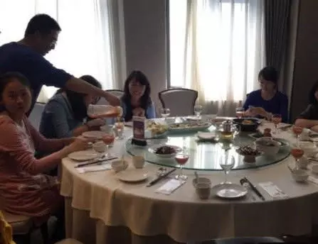 同學聚會,穿著運動衣被同學嘲笑,孤零零的坐在一邊,無人理!等到出門時大家啞口無言