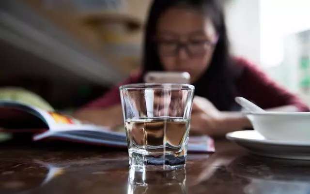 哥和嫂子空手來家吃飯,飯桌上嫂子拿我手機打電話,他們走後點開手機我淚如雨下