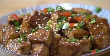豆腐的懶人做法,不炒不燉,連鏟子都不用,幾分鐘搞定,好吃!
