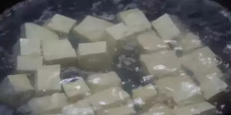豆腐的懶人做法,不炒不燉,連鏟子都不用,幾分鐘搞定,好吃!