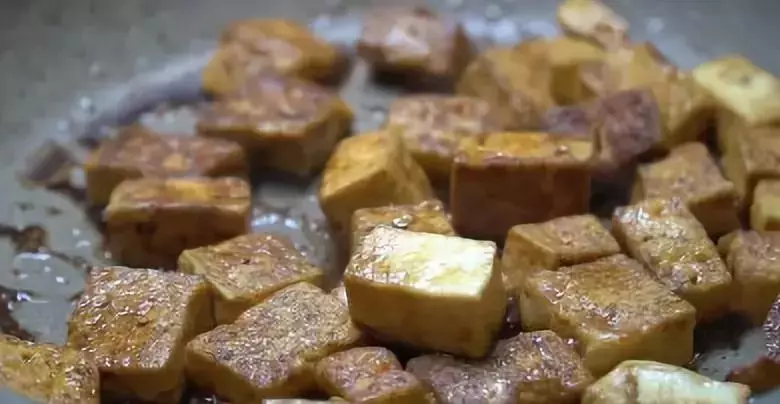 豆腐的懶人做法,不炒不燉,連鏟子都不用,幾分鐘搞定,好吃!