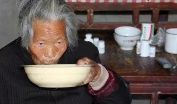 女兒懷胎六月,我顛簸送土鴨蛋,親家做碗雞湯,嘗味道我哽咽
