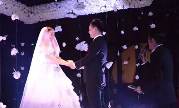 嫌男人窮,母親逼女兒分手,九年後,男人更窮,女兒終於嫁給了他
