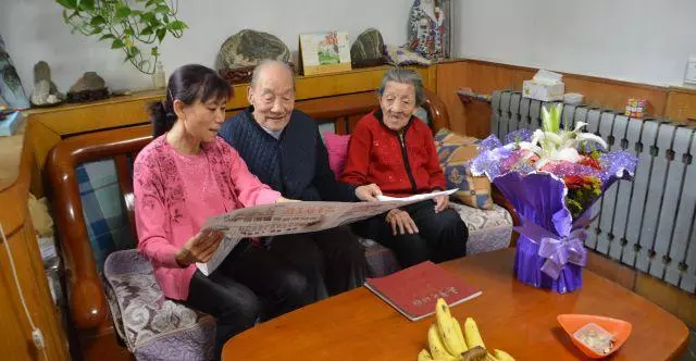 喪夫兒媳伺候公婆5年 遇拆遷分了3套房 臨終卻送兒媳了一破罐子