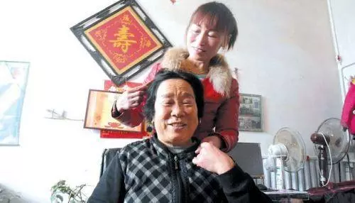 喪夫兒媳伺候公婆5年 遇拆遷分了3套房 臨終卻送兒媳了一破罐子