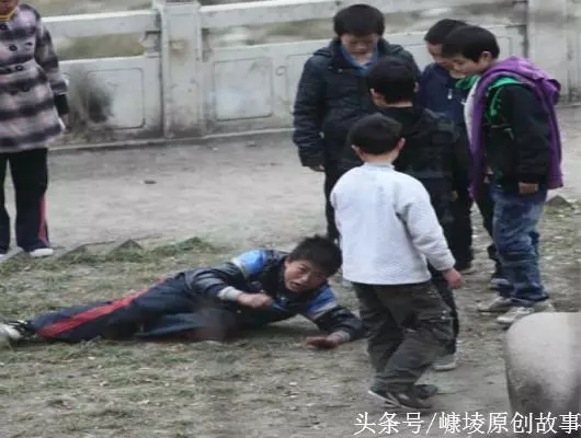 大哥結婚父母揮金如土，我結婚父母只寄一個快遞，打開我泣不成聲！
