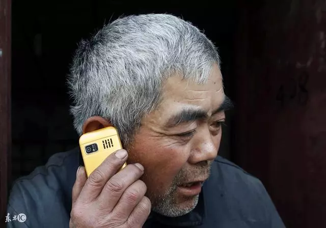 兒子千里飛回看病重父親,父親無意中聽到兒子兒媳對話服農藥去世!!