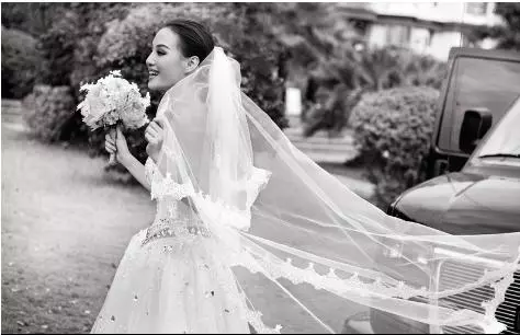 我結婚那天,同事醉鬧婚禮,她放了一段視頻後,我笑著離開