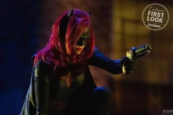 DC「蝙蝠女俠」曝首張劇照 紅髮女郎半蹲持槍英姿颯爽