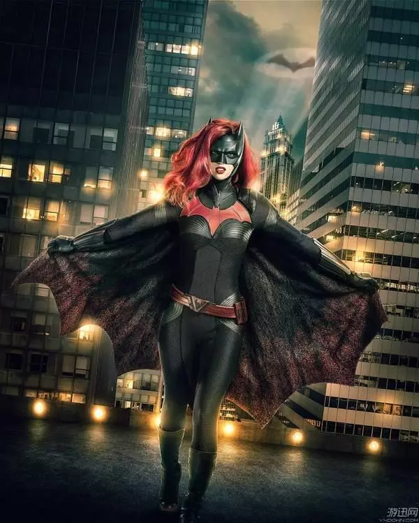 DC「蝙蝠女俠」曝首張劇照 紅髮女郎半蹲持槍英姿颯爽