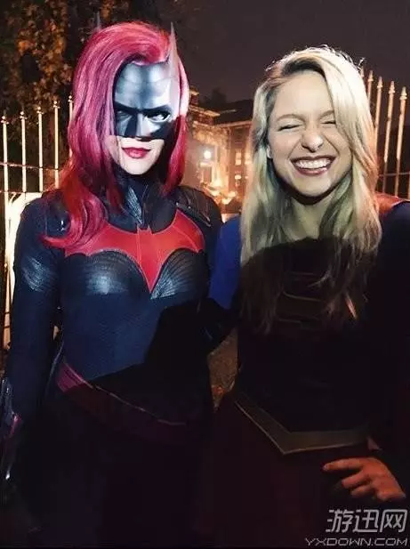 DC「蝙蝠女俠」曝首張劇照 紅髮女郎半蹲持槍英姿颯爽