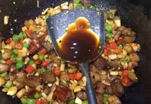 蚝油還在傻傻直接往鍋里倒?用錯這一步,難怪炒的菜又咸又老