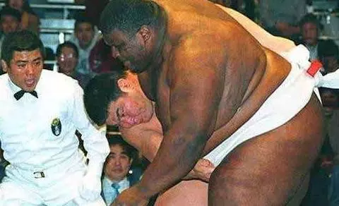 400kg黑人相撲「巨獸」婚後1年離世,嬌妻繼承家產千萬卻無人願追她