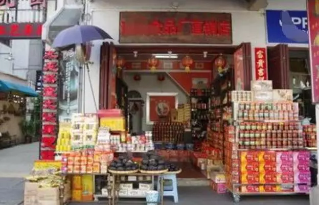 丈夫半夜想抽菸,她好心去超市買煙,超市店員一句話,含淚離婚