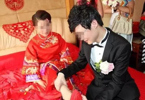 女兒婚後三年沒回家,寄信給母親說救命,母親上門要人,進門蒙了