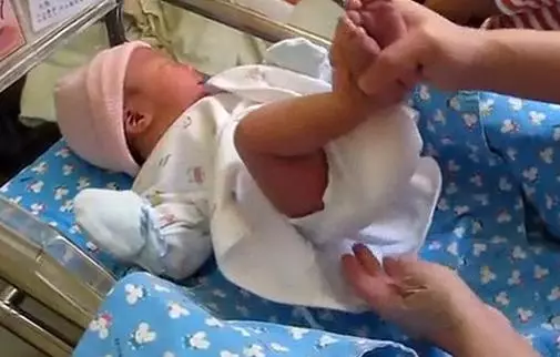 老婆連生2個女兒,婆婆卻不太樂意,給孩子換尿布時當場樂了