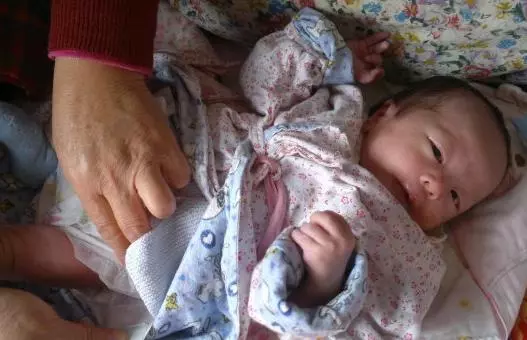 老婆連生2個女兒,婆婆卻不太樂意,給孩子換尿布時當場樂了