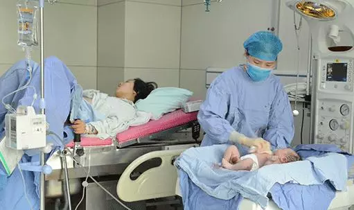 老婆連生2個女兒,婆婆卻不太樂意,給孩子換尿布時當場樂了