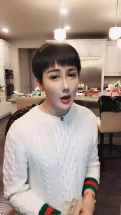 沉寂2年首現身!蛇精男拍片駁斥整形 下一秒「被桌子神秘波動出賣」網友全歪樓:不打自招