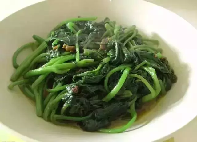 番薯葉能保護血管、清潔腸道、防貧血,改善便秘!但是不能這樣吃,趕快告訴家人~